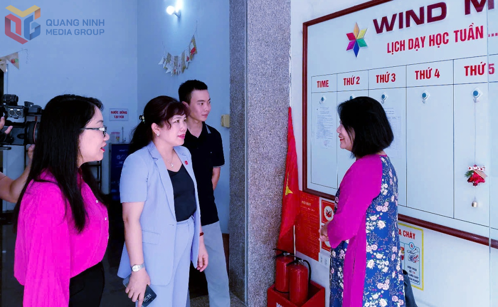Đoàn giám sát Ủy ban Văn hóa và Xã hội của Quốc hội kiểm tra thực tế việc chấp hành các quy định tại cơ sở đăng ký dạy thêm trên địa bàn TP Hạ Long.