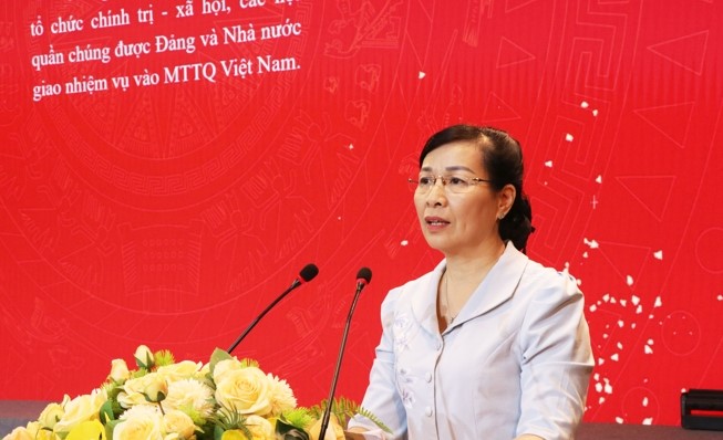 Chủ tịch Ủy ban MTTQ tỉnh Nguyễn Thị Hà phát biểu tại hội nghị.