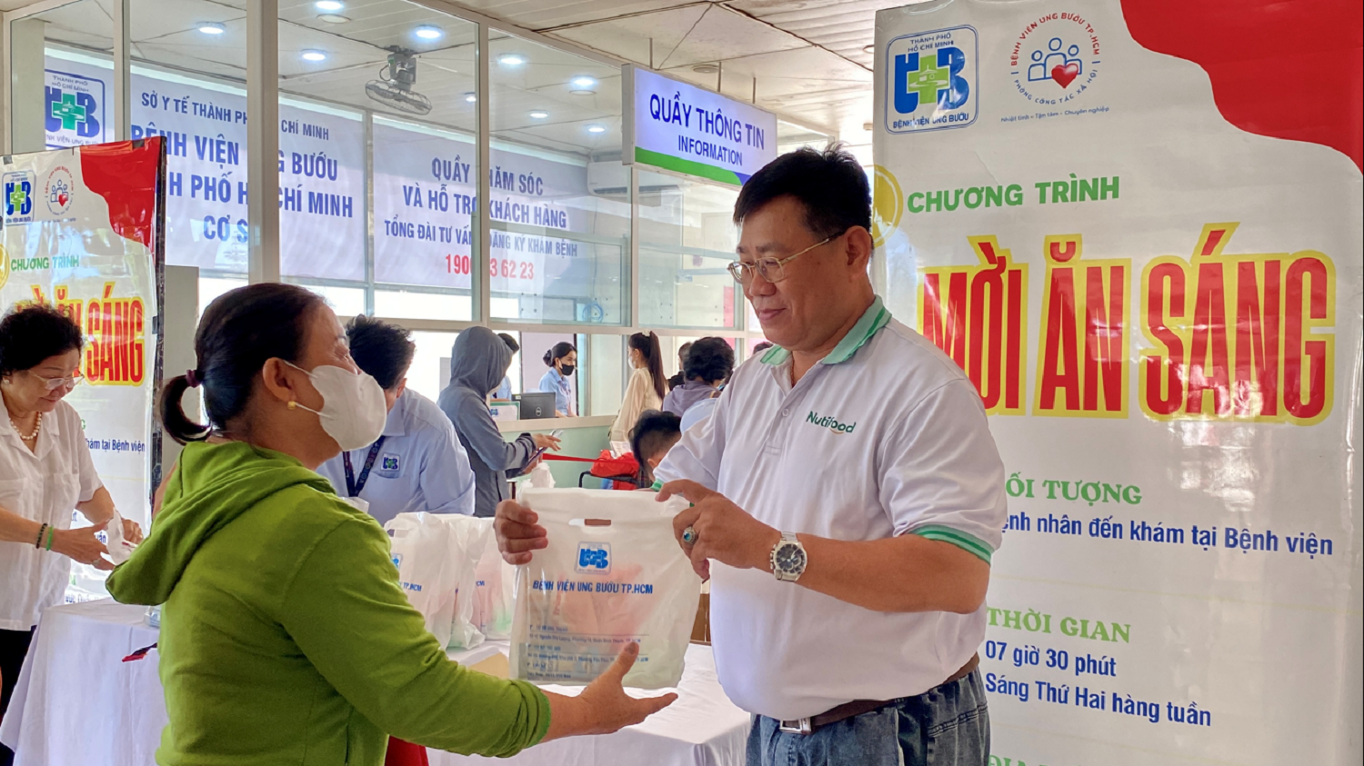 Đại diện Nutifood trao phần ăn sáng cho bà con Đại diện Nutifood trao phần ăn sáng cho bà con