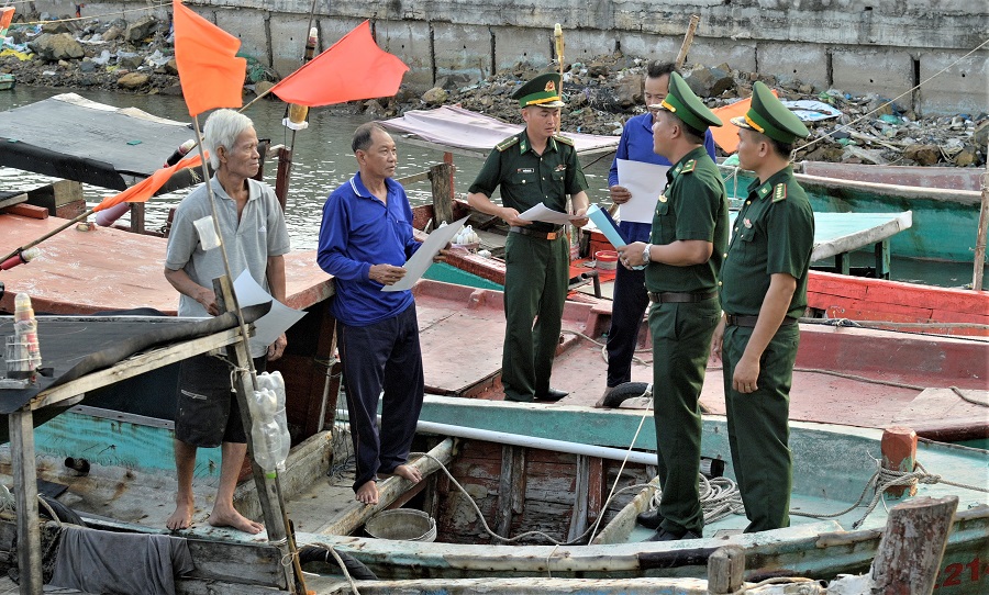 Cán bộ Đồn Biên phòng Xà Lực, Bộ đội Biên phòng tỉnh Kiên Giang, lên tàu phát tờ rơi kêu gọi toàn dân tham gia tố giác các hành vi khai thác hải sản trái quy định…