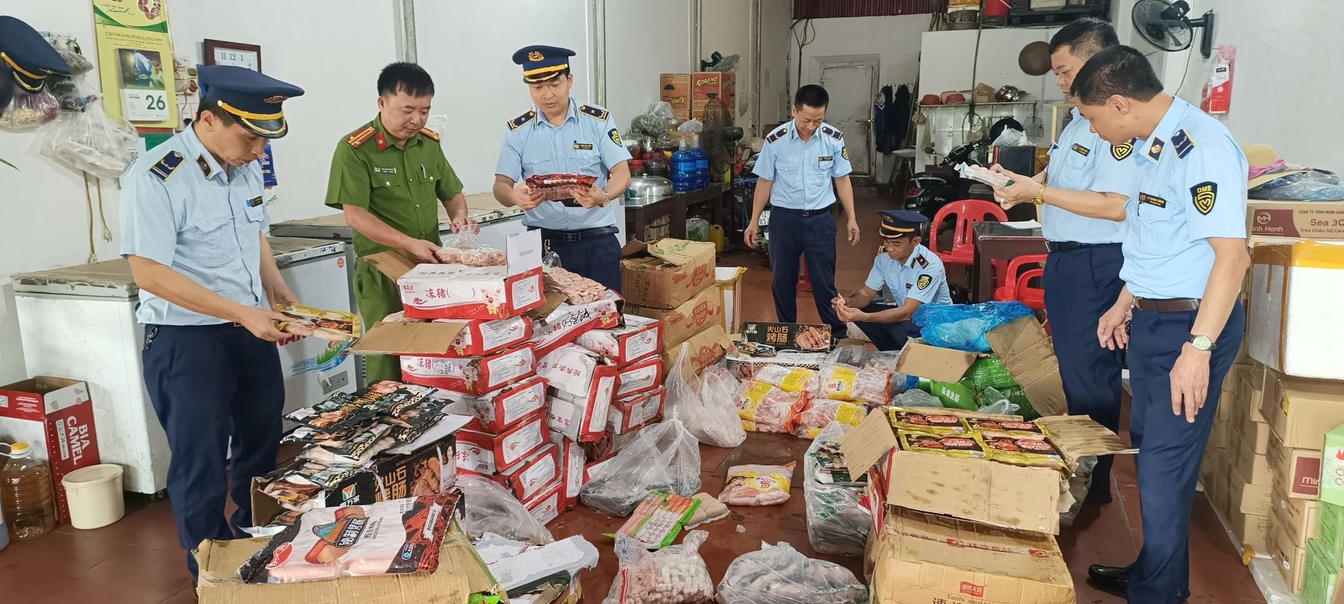 Đội Quản lý thị trường số 7, Chi cục Quản lý thị trường Lạng Sơn phối hợp với các lực lượng chức năng phát hiện, xử lý một hộ kinh doanh hàng hóa nhập lậu, không rõ nguồn gốc xuất xứ tại địa bàn huyện Văn Lăng, tỉnh Lạng Sơn. Ảnh: Triệu Thành Đội Quản lý thị trường số 7, Chi cục Quản lý thị trường Lạng Sơn phối hợp với các lực lượng chức năng phát hiện, xử lý một hộ kinh doanh hàng hóa nhập lậu, không rõ nguồn gốc xuất xứ tại địa bàn huyện Văn Lăng, tỉnh Lạng Sơn. Ảnh: Triệu Thành
