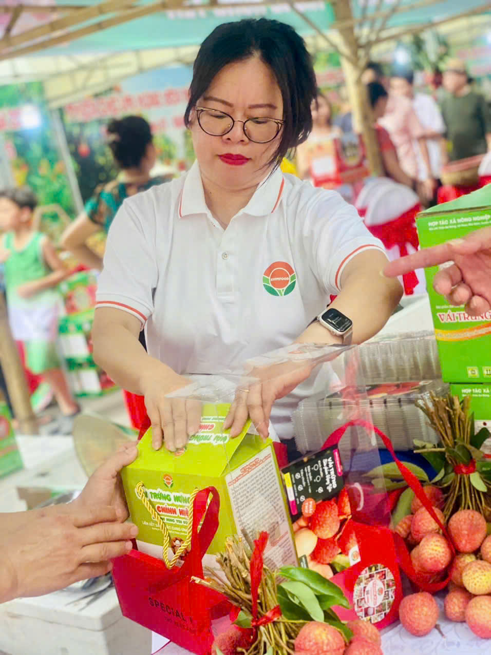 Chị Trần Thị Thu Hiền, Phó Tổng Giám đốc Công ty Cổ phần Đầu tư Tân Việt Hưng Thủ Đô (Khim Food) tất bật tại phiên chợ Vải Hưng Yên 2025 Chị Trần Thị Thu Hiền, Phó Tổng Giám đốc Công ty Cổ phần Đầu tư Tân Việt Hưng Thủ Đô (Khim Food) tất bật tại phiên chợ Vải Hưng Yên 2025