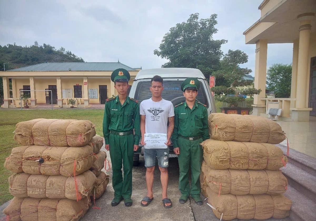 Đối tượng Nông Văn Sản cùng tang vật bị bắt giữ tại Đồn Biên phòng Tổng Cọt. Ảnh: Huy Dương Đối tượng Nông Văn Sản cùng tang vật bị bắt giữ tại Đồn Biên phòng Tổng Cọt. Ảnh: Huy Dương