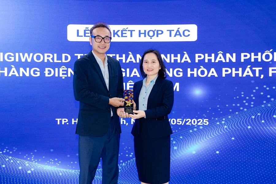 Ông Đoàn Hồng Việt - Chủ tịch HĐQT Digiworld nhận chứng nhận Nhà phân phối chính thức 2025 từ bà Nguyễn Thị Thảo Nguyên - Phó Tổng Giám đốc Tập đoàn Hòa Phát, Tổng Giám đốc Điện máy Gia dụng Hòa Phát
