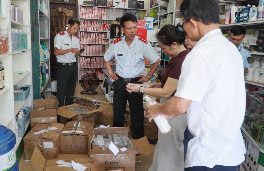 Lực lượng chức năng kiểm tra tại cơ sở kinh doanh mỹ phẩm Tuấn Lài.