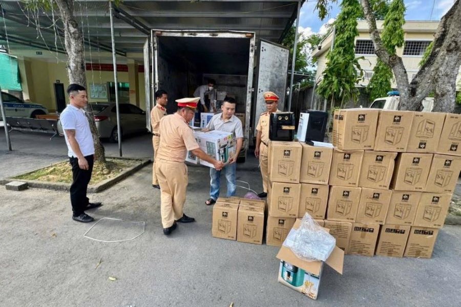 Lực lượng CSGT Hà Tĩnh phát hiện và thu giữ 46 nồi chiên không dầu và 50 máy lọc nước nhập lậu. Lực lượng CSGT Hà Tĩnh phát hiện và thu giữ 46 nồi chiên không dầu và 50 máy lọc nước nhập lậu.
