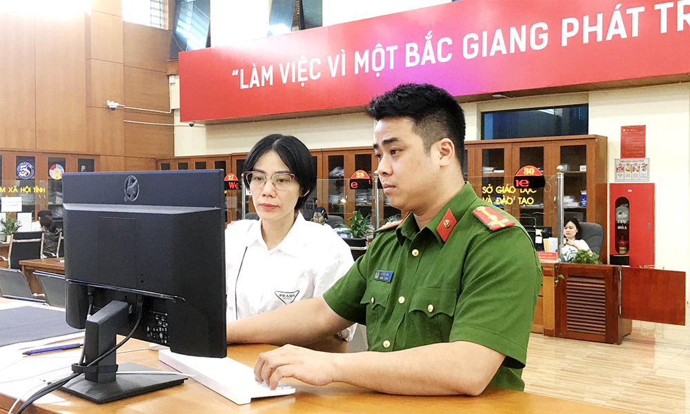 Thực hiện đăng ký mẫu con dấu, thu hồi con dấu khi sắp xếp, tổ chức lại đơn vị hành chính các cấp và xây dựng mô hình tổ chức chính quyền địa phương hai cấp. Thực hiện đăng ký mẫu con dấu, thu hồi con dấu khi sắp xếp, tổ chức lại đơn vị hành chính các cấp và xây dựng mô hình tổ chức chính quyền địa phương hai cấp.