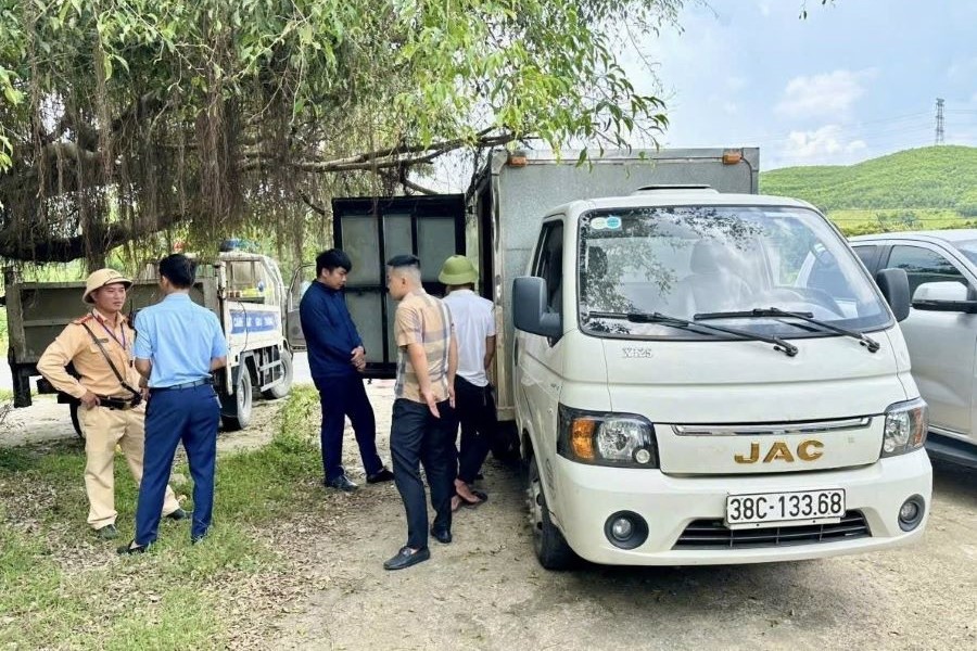 Lực lượng CSGT Hà Tĩnh kiểm tra, phát hiện xe tải BKS 38C-133.68 vận chuyển thực phẩm đông lạnh không rõ nguồn gốc. Lực lượng CSGT Hà Tĩnh kiểm tra, phát hiện xe tải BKS 38C-133.68 vận chuyển thực phẩm đông lạnh không rõ nguồn gốc.