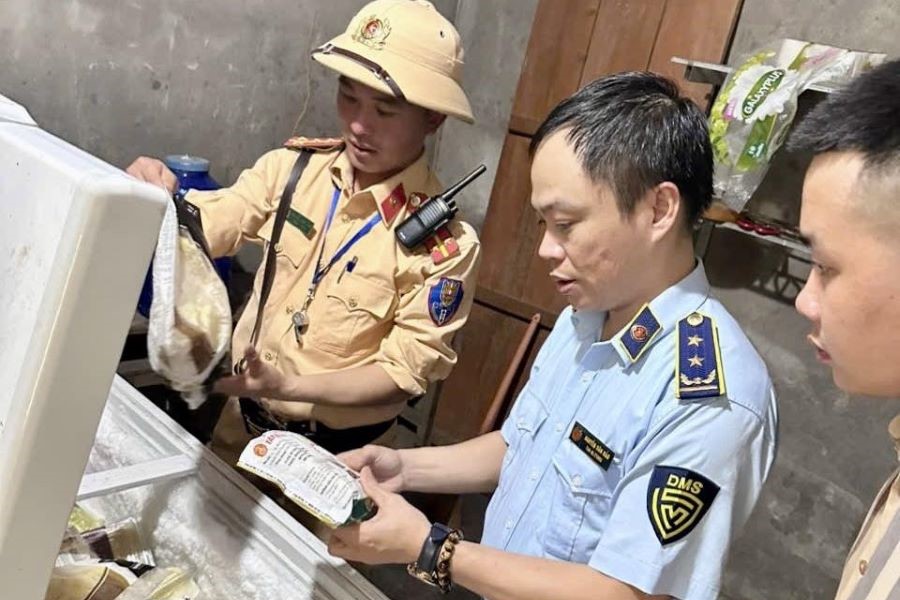 Hà Tĩnh: Phát hiện xe đông lạnh vận chuyển thực phẩm không rõ nguồn gốc