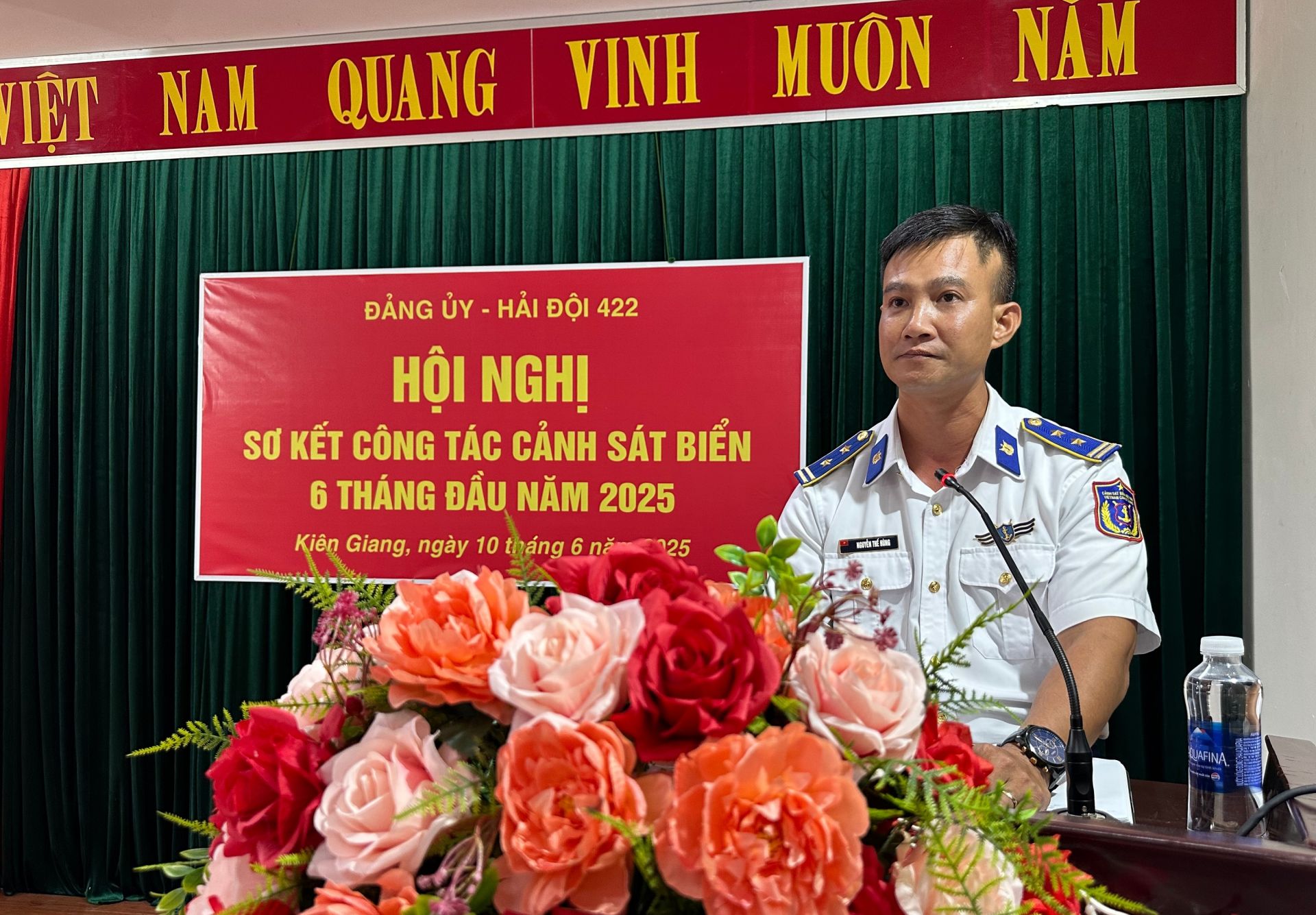 Trung tá Nguyễn Thế Hùng, Hải đội trưởng chủ trì hội nghị và duy trì hội nghị thảo luận