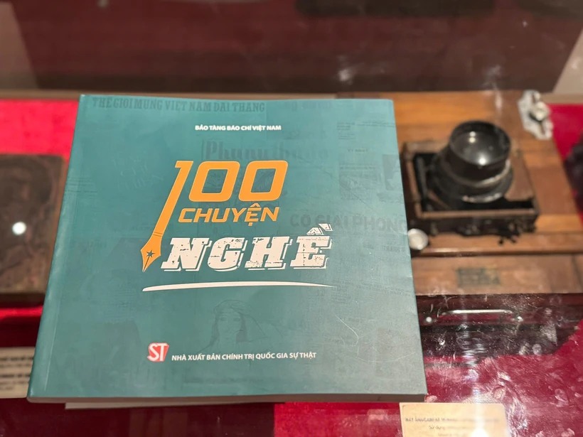 Sách do Nhà xuất bản Chính trị quốc gia Sự thật phối hợp với Bảo tàng Báo chí Việt Nam ấn hành. (Ảnh: PV/Vietnam+)