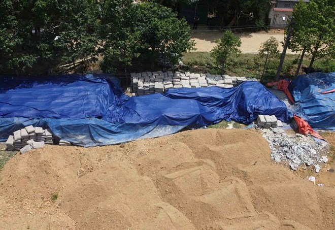 Nhiều tấn xi măng phủ bạt ở sân bóng xã Lộc Yên bị hư hỏng nên Chủ tịch xã này đã bị khởi tố.