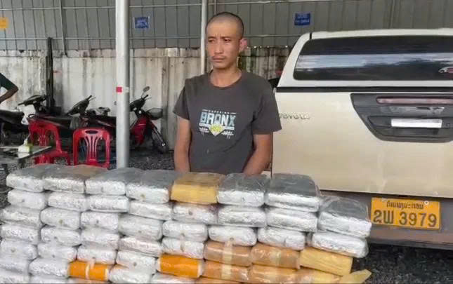 Vàng A Minh và tang vật khi bị bắt giữ.