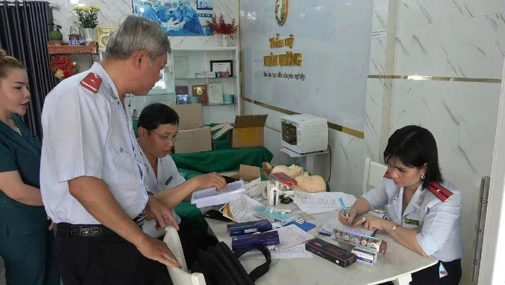 Khởi tố 2 bị can có liên quan đến buôn lậu, gian lận thương mại, hàng giả