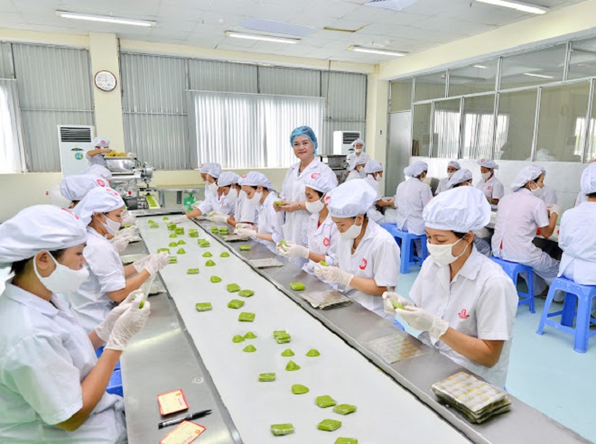 Nghệ nhân Ngô Thị Tính (đứng)