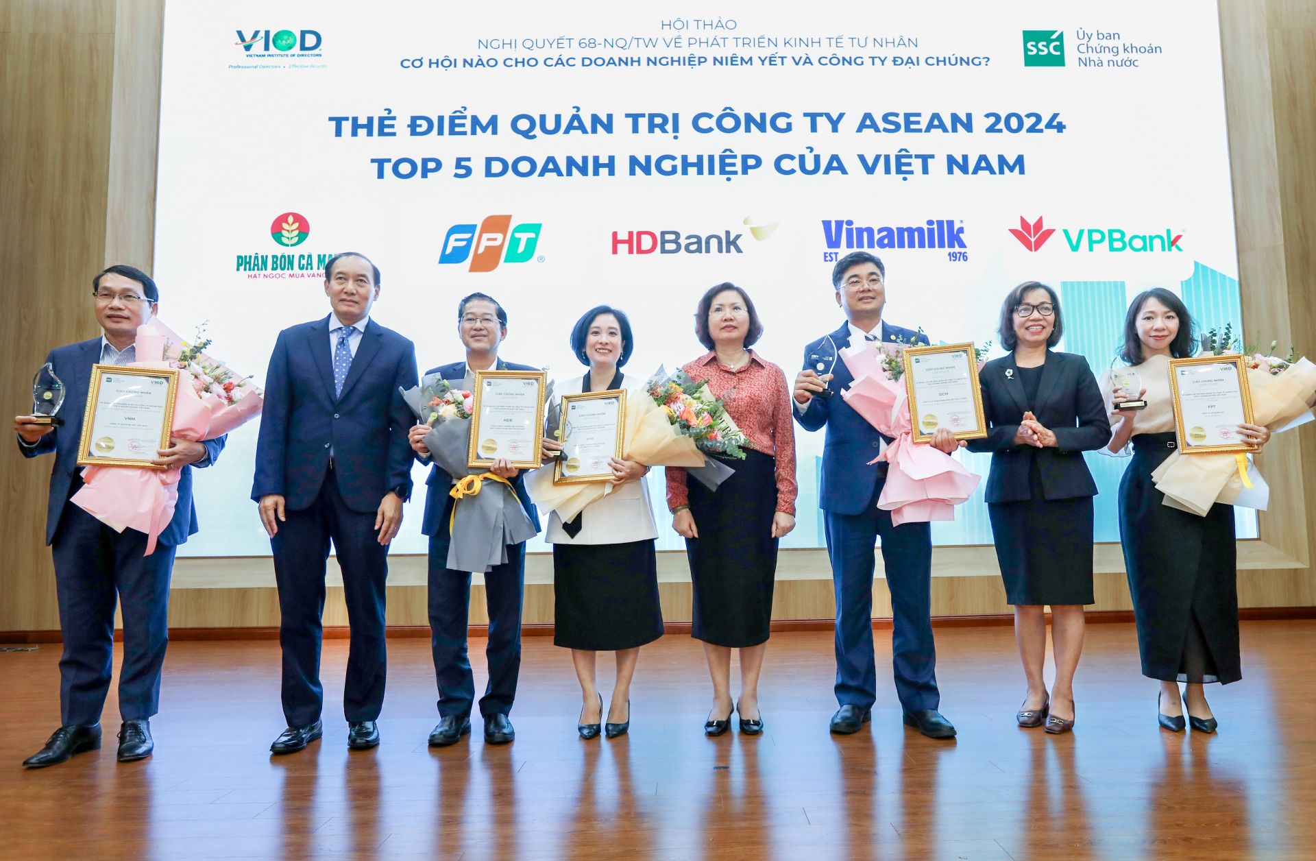 Ông Phạm Quốc Thanh – Phó Chủ tịch Hội đồng Quản trị HDBank cùng đại diện các doanh nghiệp lớn nhận Giấy chứng nhận Top 5 Thẻ điểm ACGS từ lãnh đạo Uỷ ban Chứng khoán Nhà nước Ông Phạm Quốc Thanh – Phó Chủ tịch Hội đồng Quản trị HDBank cùng đại diện các doanh nghiệp lớn nhận Giấy chứng nhận Top 5 Thẻ điểm ACGS từ lãnh đạo Uỷ ban Chứng khoán Nhà nước