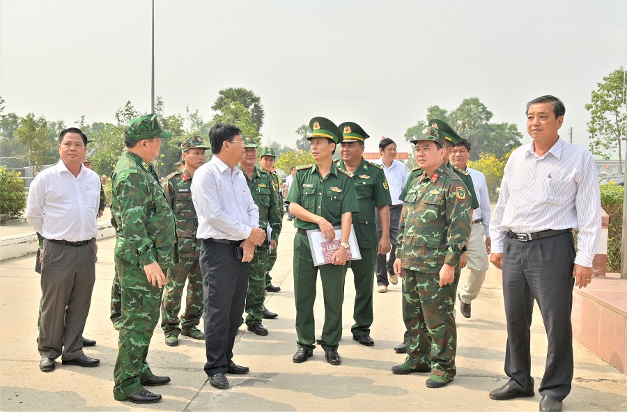 Thượng tá Hà Đức Hạnh (hàng đầu, thứ 3 từ phải qua) Đồn trưởng Đồn Biên phòng Cửa khẩu Giang Thành, báo cáo với đoàn công tác của Tỉnh ủy về tình hình an ninh trật tự khu vực biên giới do đồn phụ trách.