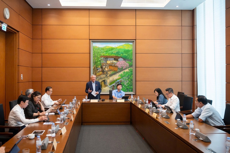 Phó Thủ tướng Thường trực Chính phủ Nguyễn Hòa Bình phát biểu ý kiến tại phiên thảo luận ở tổ Quốc hội.