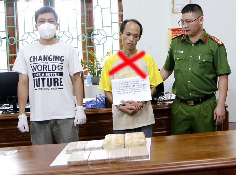 Đối tượng Sùng A Sỉnh và tang vật tại cơ quan điều tra. Ảnh: Công an tỉnh Lai Châu.