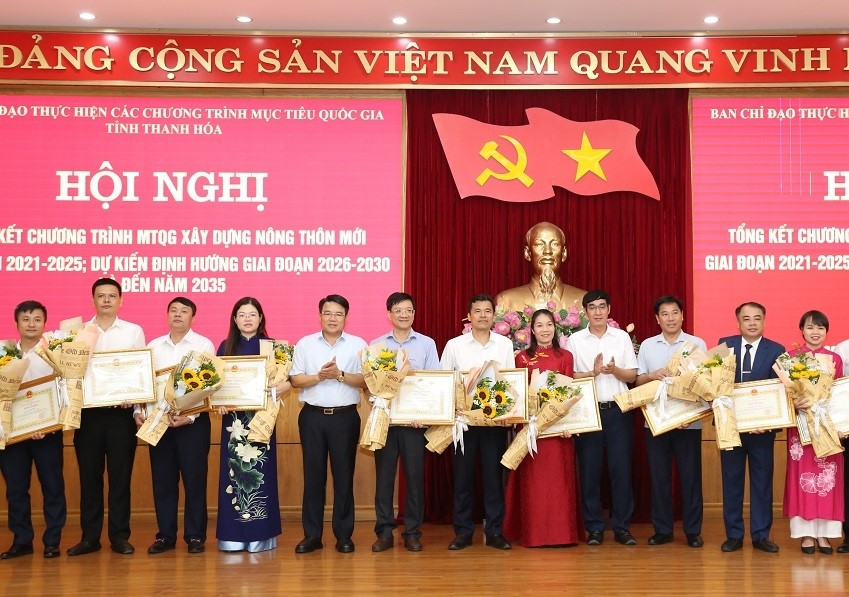 Trưởng Ban Nội chính Tỉnh ủy Nguyễn Ngọc Tiến và Chỉ huy trưởng Bộ Chỉ huy Quân sự tỉnh Vũ Văn Tùng trao Bằng khen của Chủ tịch UBND tỉnh cho các cá nhân.