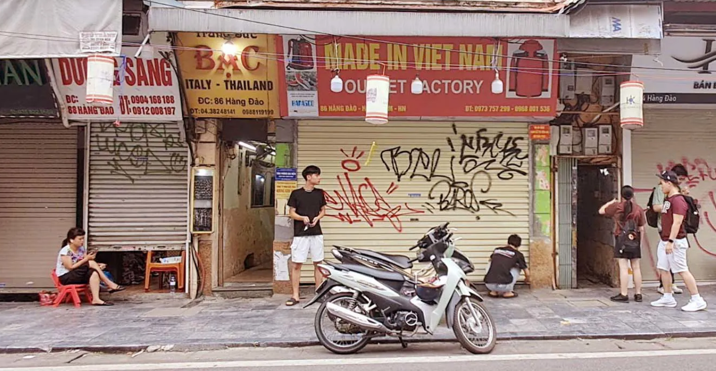 Nhiều cửa hàng trên phố Hàng Đào (Hoàn Kiếm) cũng đồng loạt đóng cửa, tạm dừng hoạt động. Ảnh: Hoài Nam