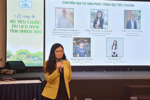 PGS, TS Phan Thị Thục Anh, Giám đốc Trung tâm Đổi mới sáng tạo, Trường Đại học VinUni – Đơn vị thực hiện biên soạn giới thiệu Bộ tiêu chuẩn du lịch xanh tỉnh Khánh Hòa. PGS, TS Phan Thị Thục Anh, Giám đốc Trung tâm Đổi mới sáng tạo, Trường Đại học VinUni – Đơn vị thực hiện biên soạn giới thiệu Bộ tiêu chuẩn du lịch xanh tỉnh Khánh Hòa.