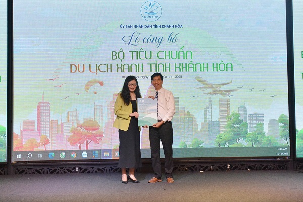 PGS, TS Phan Thị Thục Anh, Giám đốc Trung tâm Đổi mới sáng tạo, Trường Đại học VinUni trao Bộ tiêu chuẩn du lịch xanh tỉnh Khánh Hòa cho ông Cung Quỳnh Anh- Phó Giám đốc sở VHTTDL tỉnh Khánh Hòa PGS, TS Phan Thị Thục Anh, Giám đốc Trung tâm Đổi mới sáng tạo, Trường Đại học VinUni trao Bộ tiêu chuẩn du lịch xanh tỉnh Khánh Hòa cho ông Cung Quỳnh Anh- Phó Giám đốc sở VHTTDL tỉnh Khánh Hòa