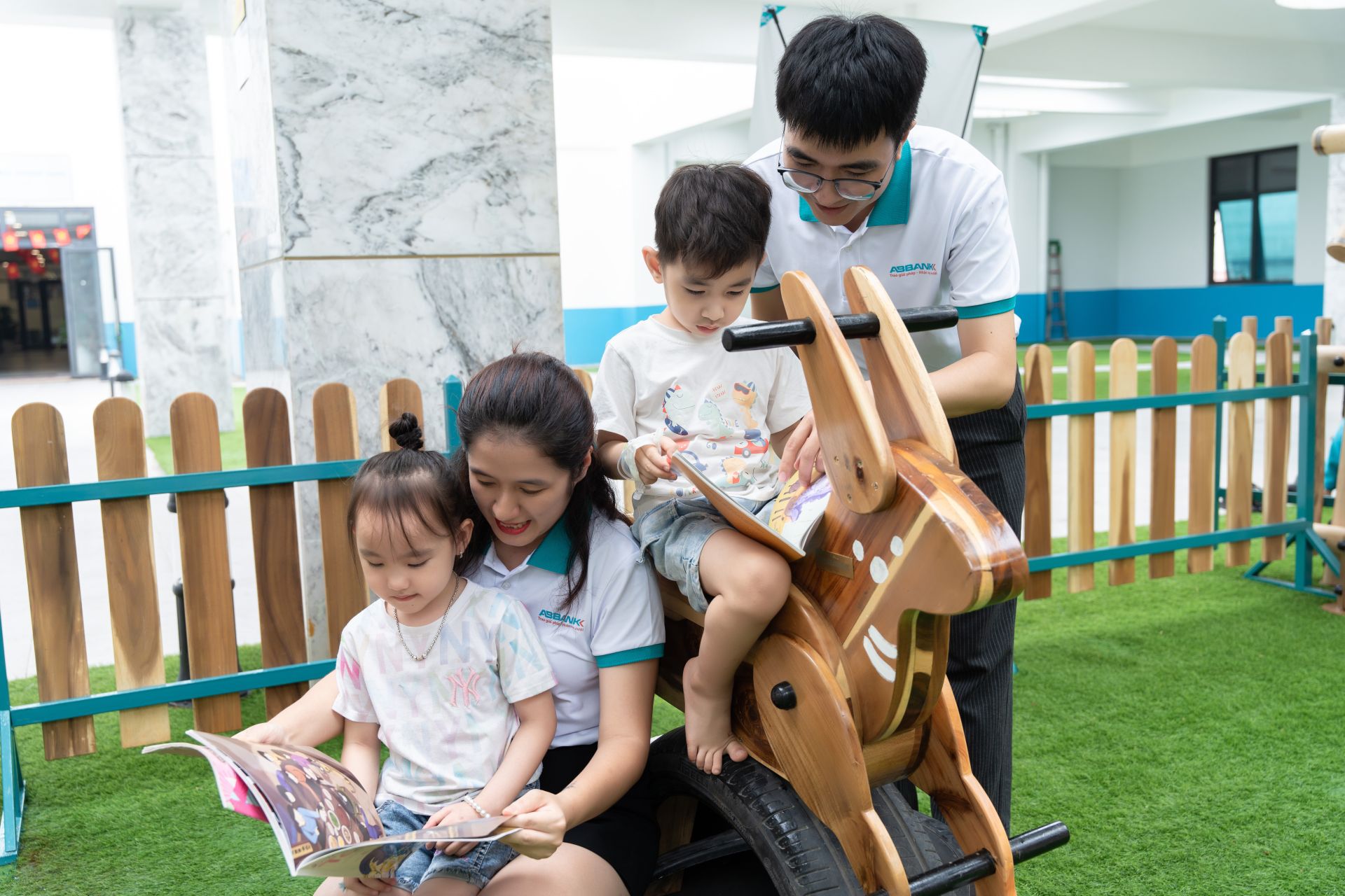 Chỉ sau hơn 1 tháng phát động và triển khai xây dựng, khu vui chơi Ngôi nhà An Bình dành cho các em nhỏ đã chính thức được khánh thành và trao tặng cho Bệnh viện Nhi Hà Nội