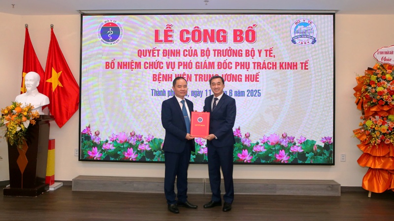 Thứ trưởng Bộ Y tế Trần Văn Thuấn trao QĐ bổ nhiệm PGĐ BVTW Huế cho BS Phạm Như Vĩnh Tuyên (bên trái)