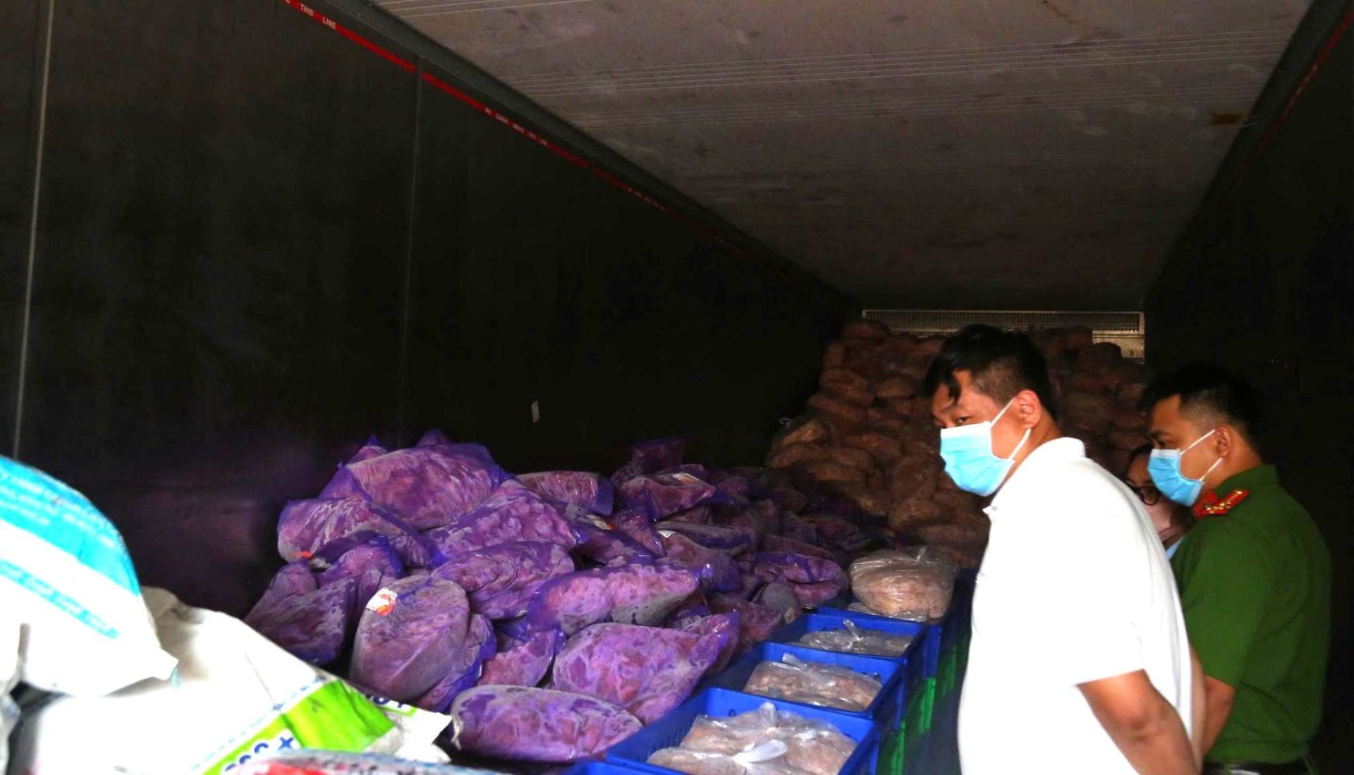 Lực lượng chức năng phát hiện 11 tấn thịt lợn và thịt gà đông lạnh hết hạn sử dụng. Ảnh: Công an tỉnh Bình Dương Lực lượng chức năng phát hiện 11 tấn thịt lợn và thịt gà đông lạnh hết hạn sử dụng. Ảnh: Công an tỉnh Bình Dương