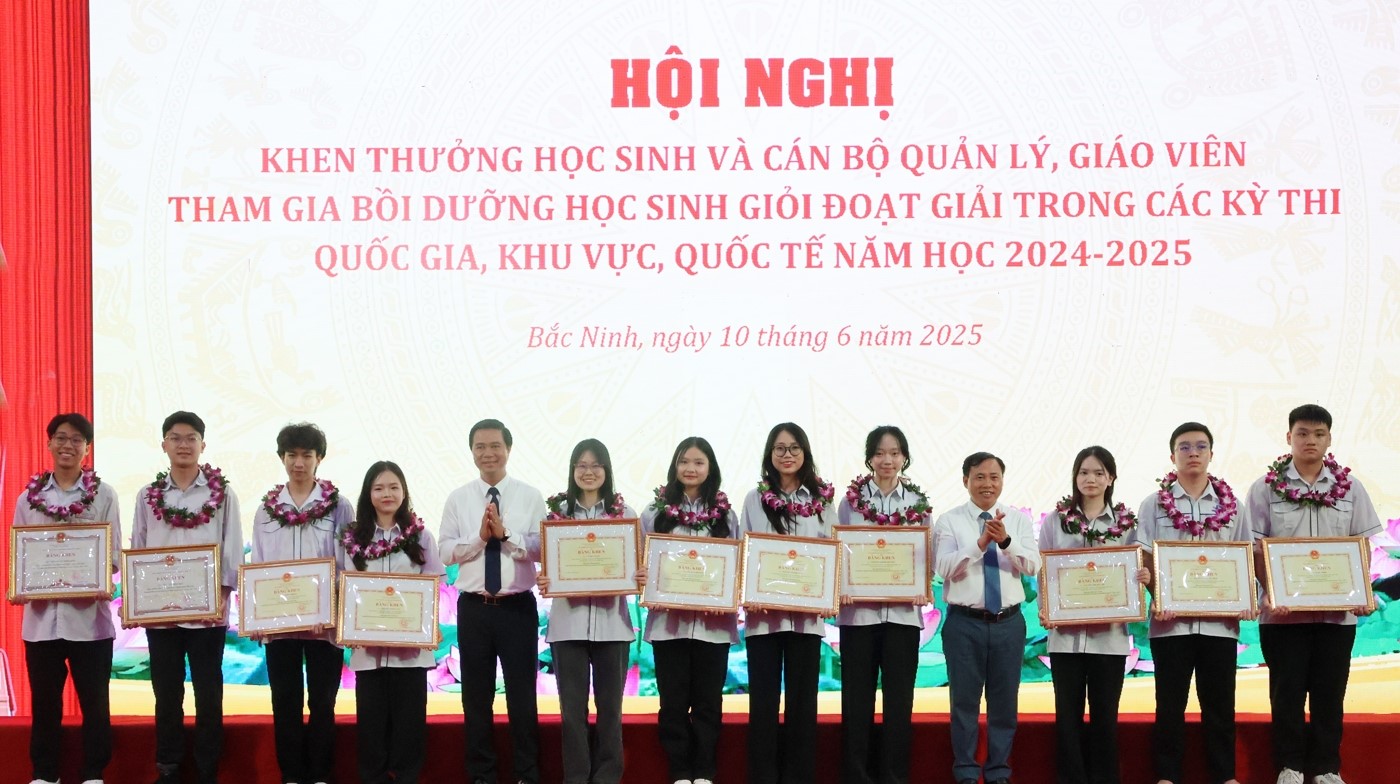 Phó Chủ tịch UBND tỉnh Lê Xuân Lợi (thứ 5 từ trái qua) và Phó Giám đốc phụ trách Sở Giáo dục và Đào tạo Nguyễn Hữu Bình (thứ 4 từ phải qua) trao Bằng khen của Chủ tịch UBND tỉnh cho các em học sinh đạt giải Nhất Kỳ thi chọn học sinh giỏi Quốc gia. Phó Chủ tịch UBND tỉnh Lê Xuân Lợi (thứ 5 từ trái qua) và Phó Giám đốc phụ trách Sở Giáo dục và Đào tạo Nguyễn Hữu Bình (thứ 4 từ phải qua) trao Bằng khen của Chủ tịch UBND tỉnh cho các em học sinh đạt giải Nhất Kỳ thi chọn học sinh giỏi Quốc gia.