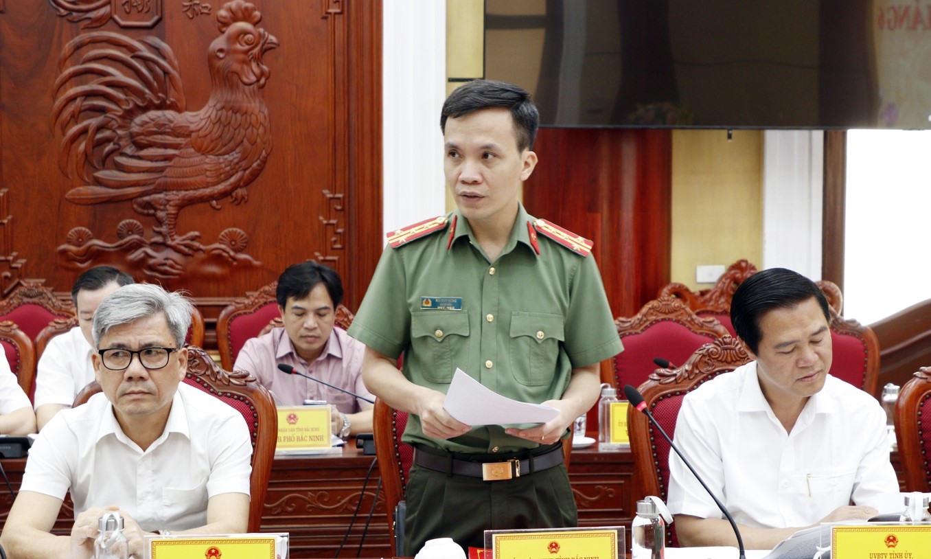 Giám đốc Công an tỉnh Bùi Duy Hưng báo cáo tạo phiên họp.