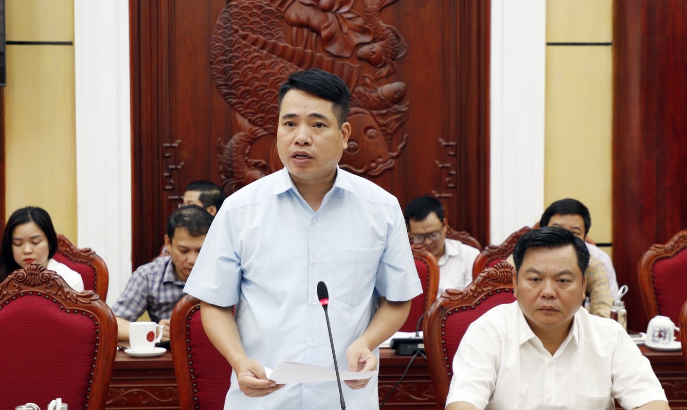 Giám đốc Sở Tài chính Nguyễn Việt Hùng báo cáo tại phiên họp.