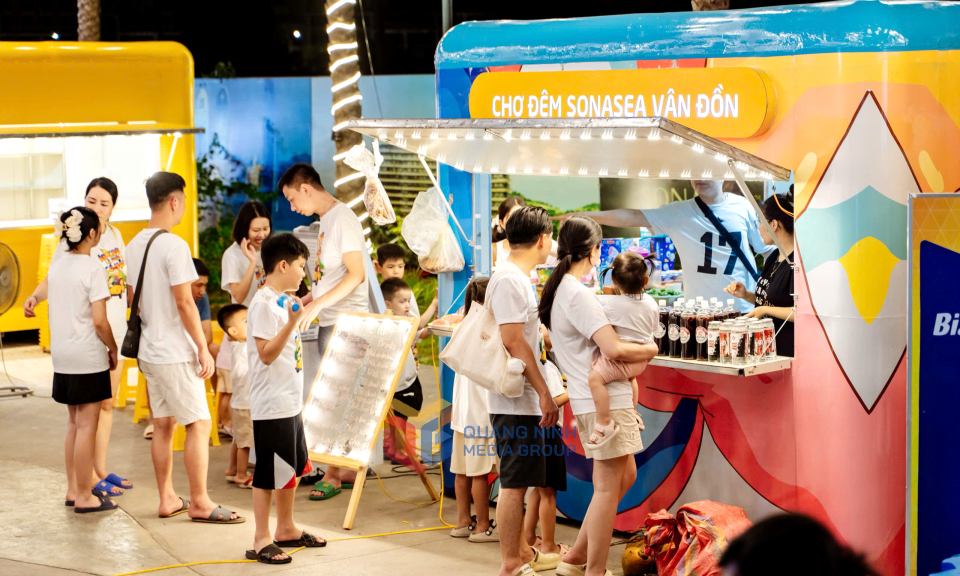 Nhiều dịch vụ tiện ích có mặt tại Chợ đêm Sonasea Vân Đồn.