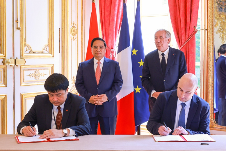 Thủ tướng Phạm Minh Chính và Thủ tướng Pháp Francois Bayrou chứng kiến Lễ ký kết và trao Biên bản ghi nhớ giữa Viện hàn lâm Khoa học và Công nghệ Việt Nam và Uỷ ban Năng lượng nguyên tử và Năng lượng thay thế Pháp - Ảnh: VGP/Nhật Bắc Thủ tướng Phạm Minh Chính và Thủ tướng Pháp Francois Bayrou chứng kiến Lễ ký kết và trao Biên bản ghi nhớ giữa Viện hàn lâm Khoa học và Công nghệ Việt Nam và Uỷ ban Năng lượng nguyên tử và Năng lượng thay thế Pháp - Ảnh: VGP/Nhật Bắc