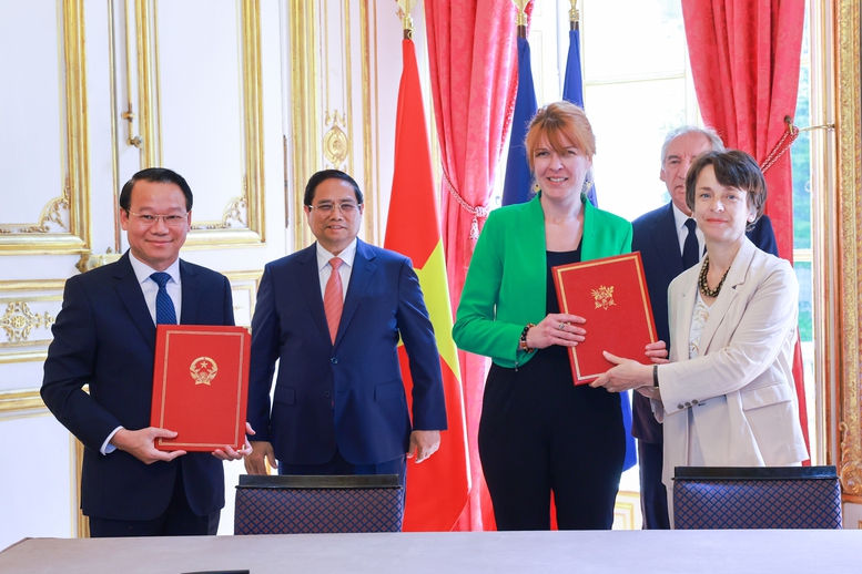 Thủ tướng Phạm Minh Chính và Thủ tướng Pháp Francois Bayrou chứng kiến Lễ ký kết và trao Thoả thuận hợp tác ba bên giữa Cục Địa chất và Khoáng sản Việt Nam, Cục nghiên cứu địa chất và khoáng sản Pháp BRGM và Cơ quan Phát triển Pháp AFD về quản lý bền vững tài nguyên khoáng sản và tăng cường kiến thức địa chất cho chuyển dịch năng lượng - Ảnh: VGP/Nhật Bắc Thủ tướng Phạm Minh Chính và Thủ tướng Pháp Francois Bayrou chứng kiến Lễ ký kết và trao Thoả thuận hợp tác ba bên giữa Cục Địa chất và Khoáng sản Việt Nam, Cục nghiên cứu địa chất và khoáng sản Pháp BRGM và Cơ quan Phát triển Pháp AFD về quản lý bền vững tài nguyên khoáng sản và tăng cường kiến thức địa chất cho chuyển dịch năng lượng - Ảnh: VGP/Nhật Bắc