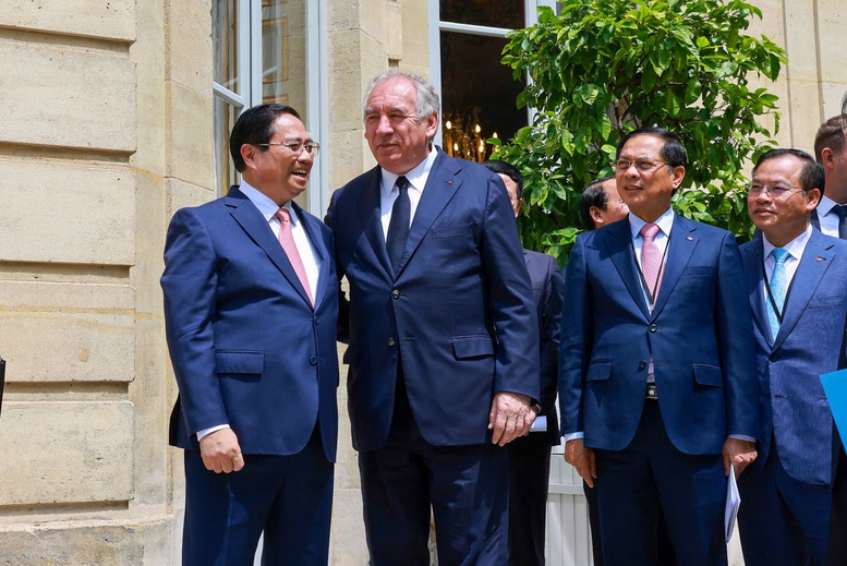Thủ tướng Pháp Francois Bayrou giới thiệu với Thủ tướng Phạm Minh Chính không gian, kiến trúc điện Matignon - Ảnh: VGP/Nhật Bắc Thủ tướng Pháp Francois Bayrou giới thiệu với Thủ tướng Phạm Minh Chính không gian, kiến trúc điện Matignon - Ảnh: VGP/Nhật Bắc