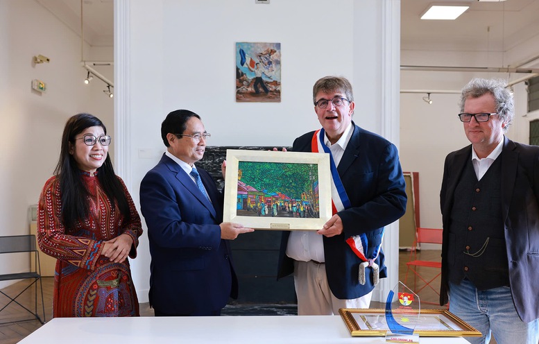 Thủ tướng Phạm Minh Chính trao Giải thưởng sáng tác, quảng bá tác phẩm văn học nghệ thuật, báo chí về chủ đề “Học tập và làm theo tư tưởng, đạo đức, phong cách Hồ Chí Minh” cho Giám đốc Bảo tàng Lịch sử sống Montreuil - Ảnh: VGP/Nhật Bắc Thủ tướng Phạm Minh Chính trao Giải thưởng sáng tác, quảng bá tác phẩm văn học nghệ thuật, báo chí về chủ đề “Học tập và làm theo tư tưởng, đạo đức, phong cách Hồ Chí Minh” cho Giám đốc Bảo tàng Lịch sử sống Montreuil - Ảnh: VGP/Nhật Bắc