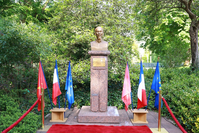 Thủ tướng Phạm Minh Chính dâng hoa tưởng niệm, thăm Không gian Hồ Chí Minh tại Montreuil, Pháp
