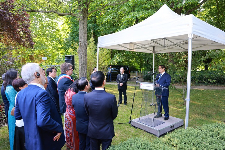 Thủ tướng Phạm Minh Chính phát biểu khi đến dâng hoa tưởng niệm Chủ tịch Hồ Chí Minh ở thành phố Montreuil - Ảnh: VGP/Nhật Bắc Thủ tướng Phạm Minh Chính phát biểu khi đến dâng hoa tưởng niệm Chủ tịch Hồ Chí Minh ở thành phố Montreuil - Ảnh: VGP/Nhật Bắc