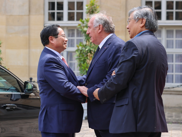 Thủ tướng Pháp Francois Bayrou đón Thủ tướng Phạm Minh Chính - Ảnh: VGP/Nhật Bắc Thủ tướng Pháp Francois Bayrou đón Thủ tướng Phạm Minh Chính - Ảnh: VGP/Nhật Bắc