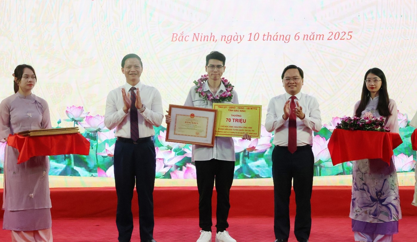 Bí thư Tỉnh ủy Nguyễn Anh Tuấn (thứ 2 từ phải sang) và Chủ tịch UBND tỉnh Vương Quốc Tuấn (thứ 2 từ trái sang) trao thưởng cho em Nguyễn Công Vinh. Bí thư Tỉnh ủy Nguyễn Anh Tuấn (thứ 2 từ phải sang) và Chủ tịch UBND tỉnh Vương Quốc Tuấn (thứ 2 từ trái sang) trao thưởng cho em Nguyễn Công Vinh.