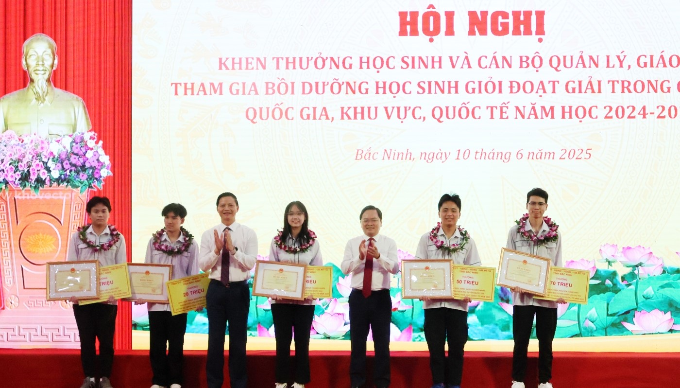 Bắc Ninh khen thưởng học sinh và giáo viên bồi dưỡng học sinh giỏi đạt giải các Kỳ thi năm học 2024 - 2025
