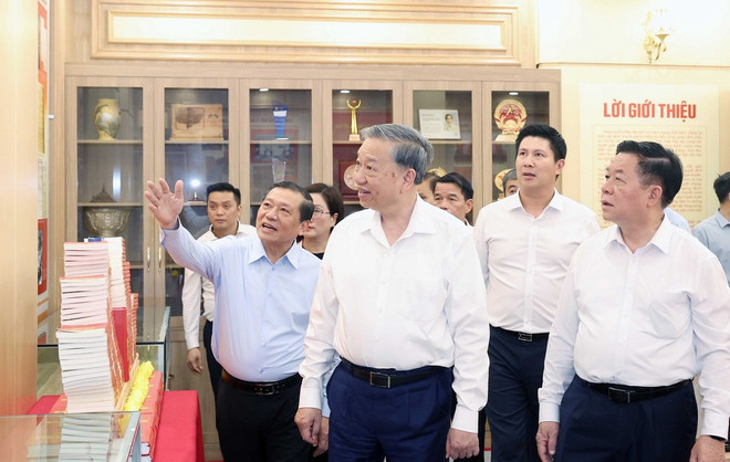 Tổng Bí thư Tô Lâm thăm Phòng truyền thống của Ban Tuyên giáo và Dân vận Trung ương. (Ảnh: TTXVN)