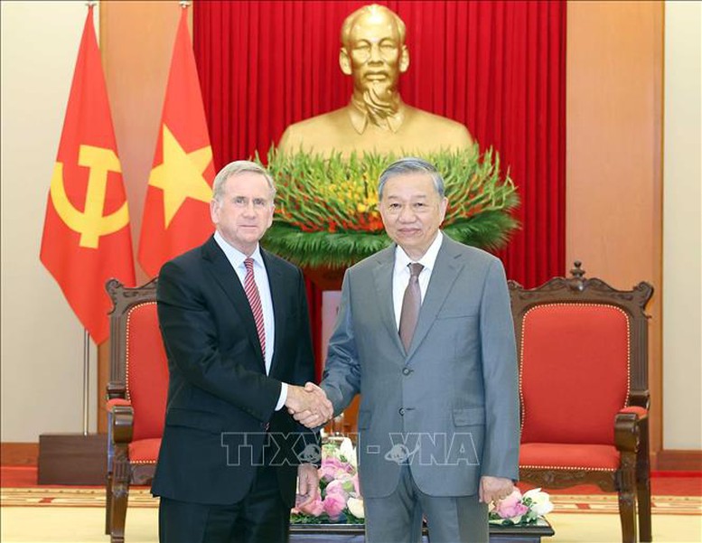 Tổng Bí thư Tô Lâm và ông Alex Rogers, Chủ tịch phụ trách Quản trị toàn cầu của Tập đoàn Qualcomm (Hoa Kỳ). Ảnh: TTXVN