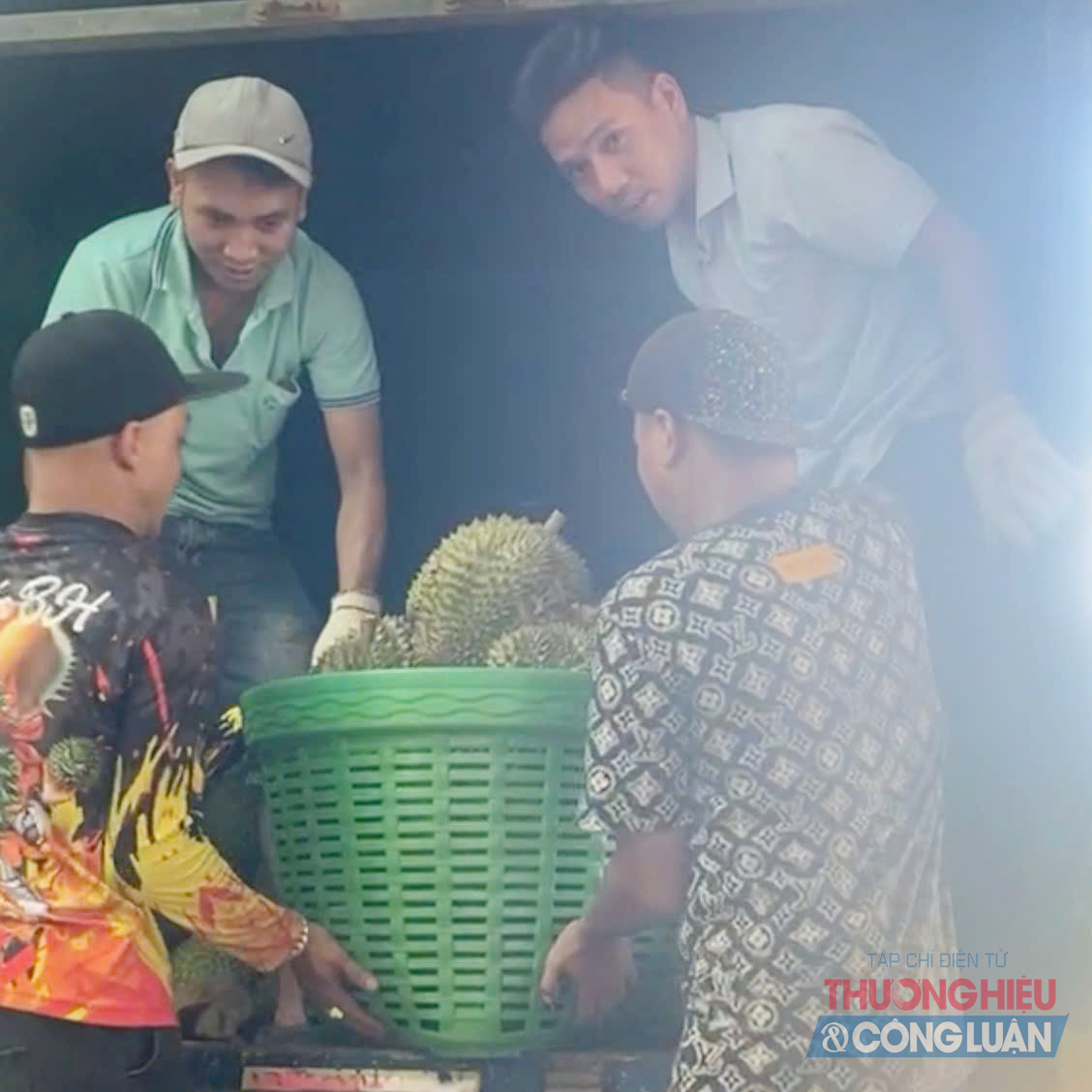 Thông tin về tồn dư vàng O - một chất tạo màu bị cấm xuất hiện, nhiều người tiêu dùng tỏ ra thận trọng hơn, chọn lựa kỹ càng hơn nguồn gốc sản phẩm. Thông tin về tồn dư vàng O - một chất tạo màu bị cấm xuất hiện, nhiều người tiêu dùng tỏ ra thận trọng hơn, chọn lựa kỹ càng hơn nguồn gốc sản phẩm.