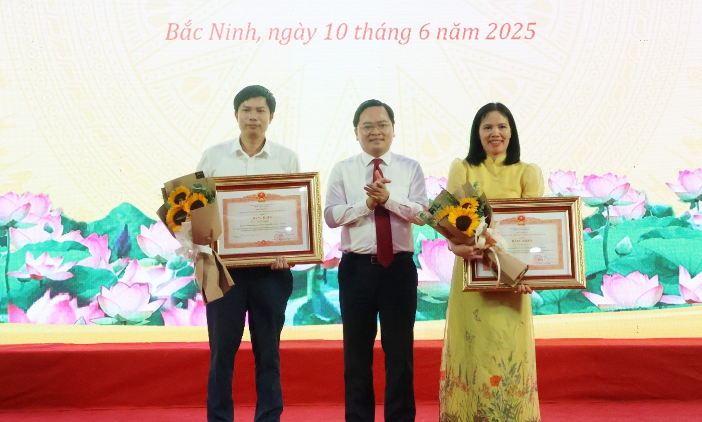 Bí thư Tỉnh ủy Nguyễn Anh Tuấn trao Bằng khen của Thủ tướng Chính phủ cho các thầy, cô giáo tiêu biểu. Bí thư Tỉnh ủy Nguyễn Anh Tuấn trao Bằng khen của Thủ tướng Chính phủ cho các thầy, cô giáo tiêu biểu.