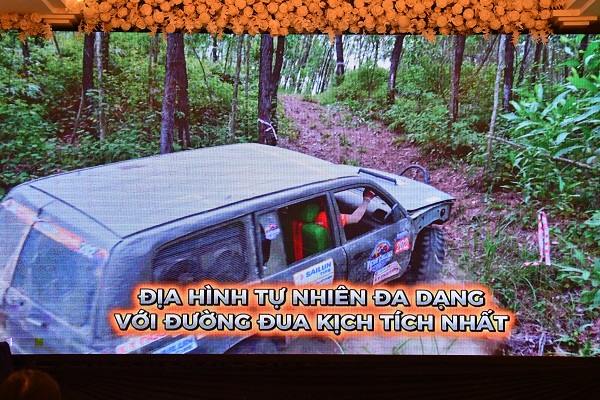 Đại biểu xem video clip giới thiệu về giải