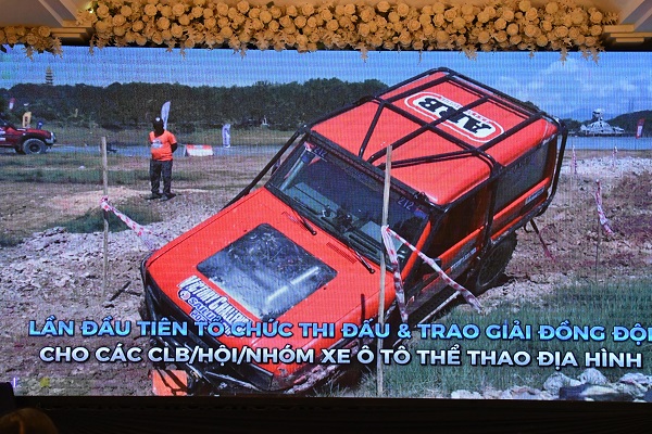 Đại biểu xem video clip giới thiệu về giải