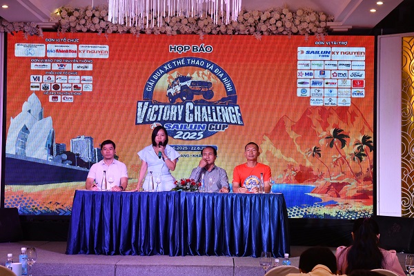 Các vị chủ trì họp báo